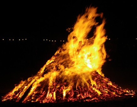Les Traditionnels Feu De La Saint Jean Martin Charpentes