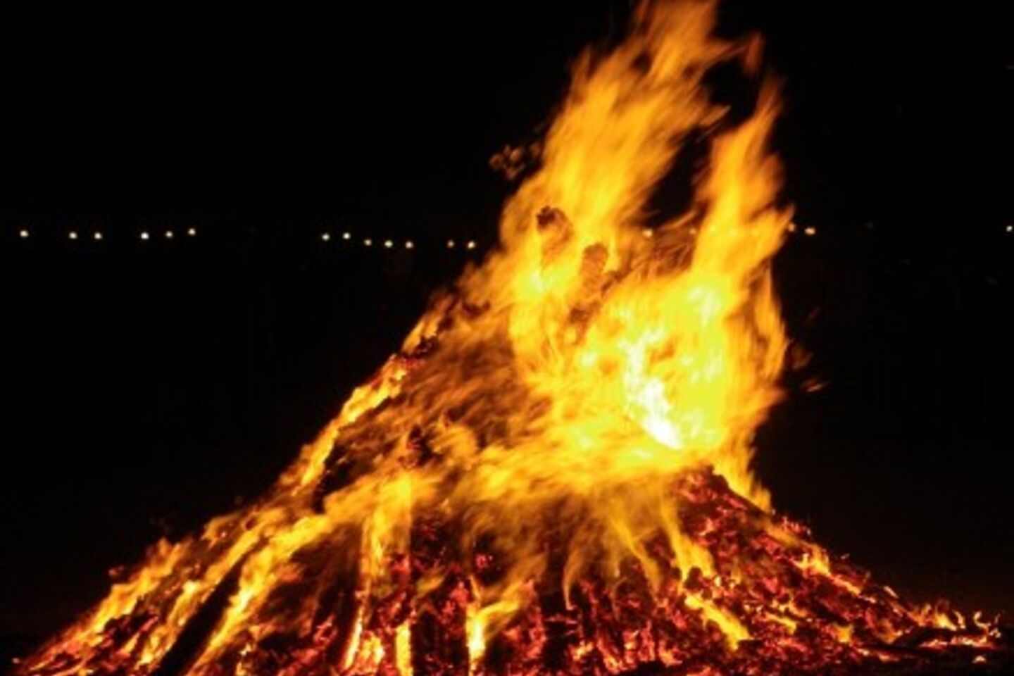 LES TRADITIONNELS FEU DE LA SAINT JEAN