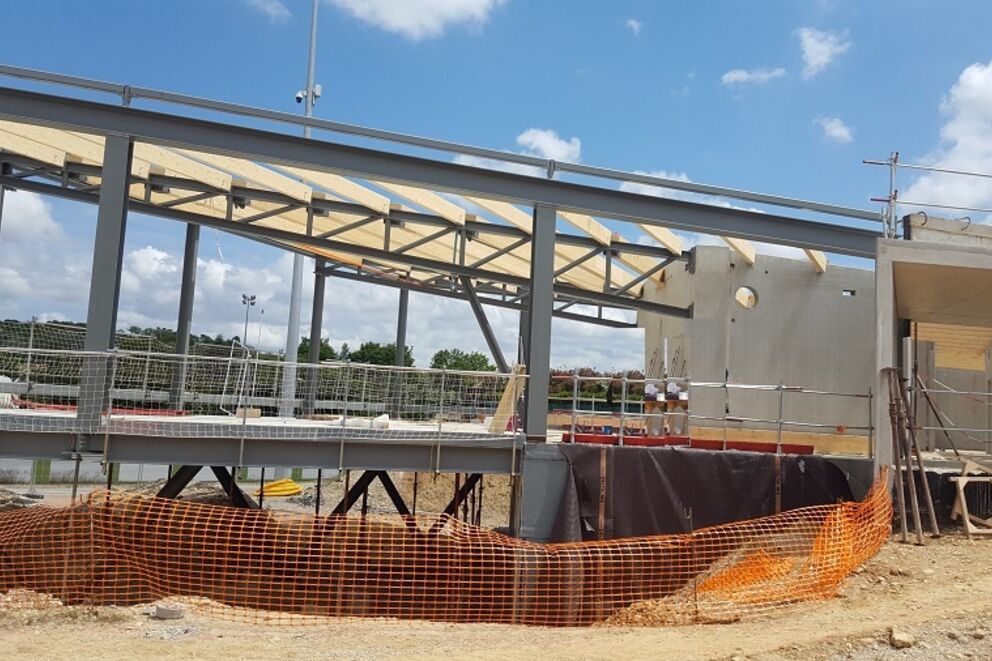 Charpente traditionnelle, Les chantiers de l'été, 12-club_house_rugby_saint_priest - Martin Charpentes