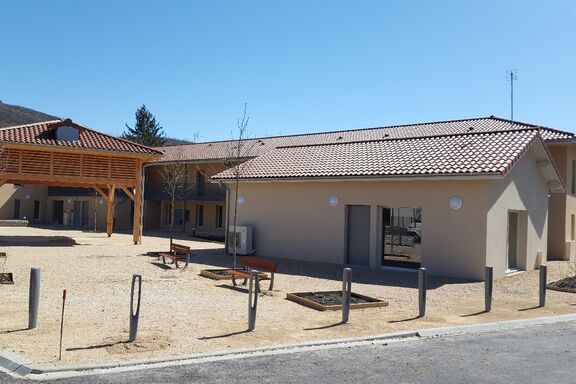 Charpente traditionnelle, Bâtiment Haissor comprenant logements, locaux de santé, salle de quartier et halle , Ain, Chavannes sur Suran, 20180406_144336_resized - Martin Charpentes