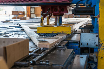 OUVRIER FABRICATION PRESSE